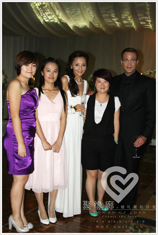 聚緣廊工作人員和馬婭舒小姐和羅伯特•海耶斯先生合影